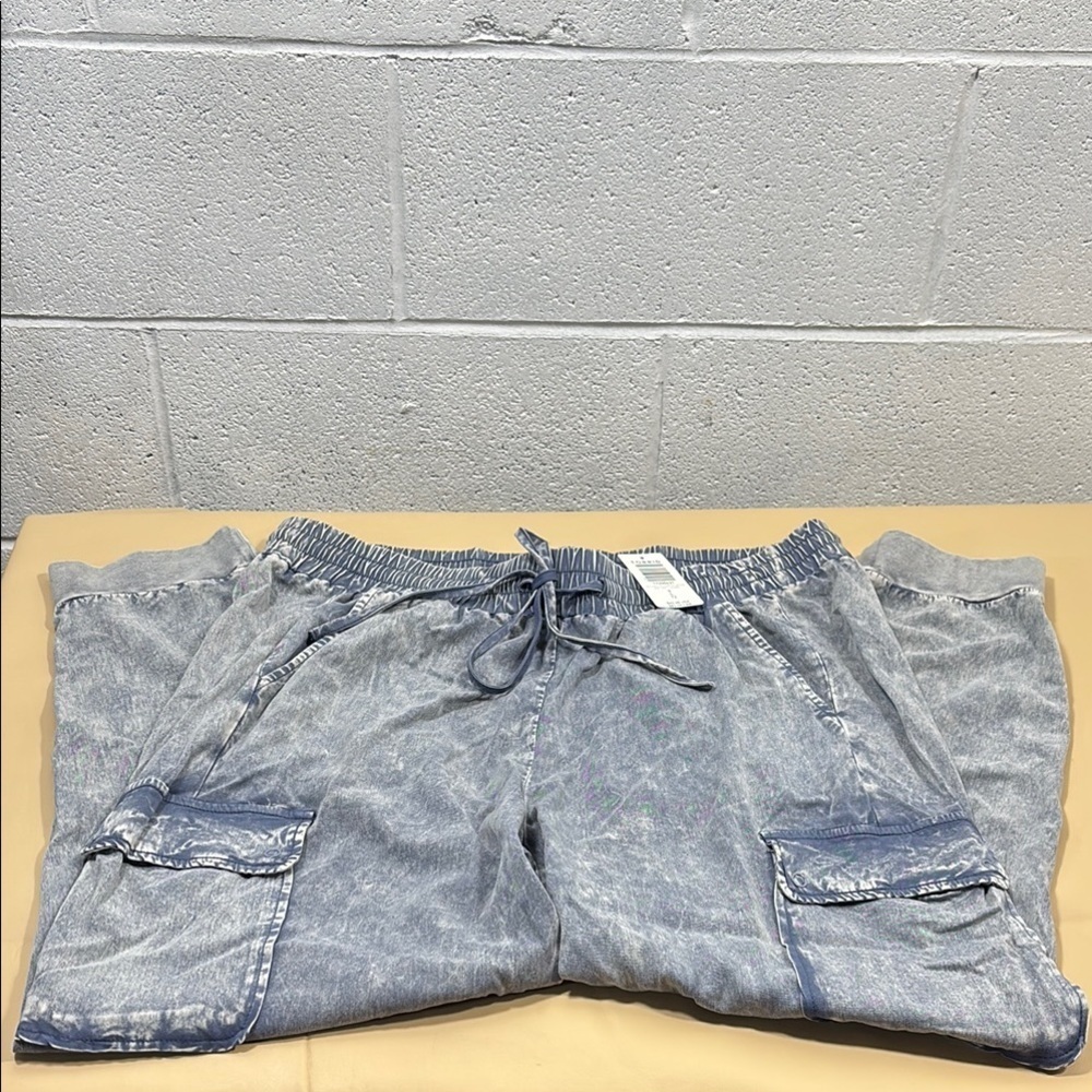 Torrid ladies Blue Cargo Jeans​​​​